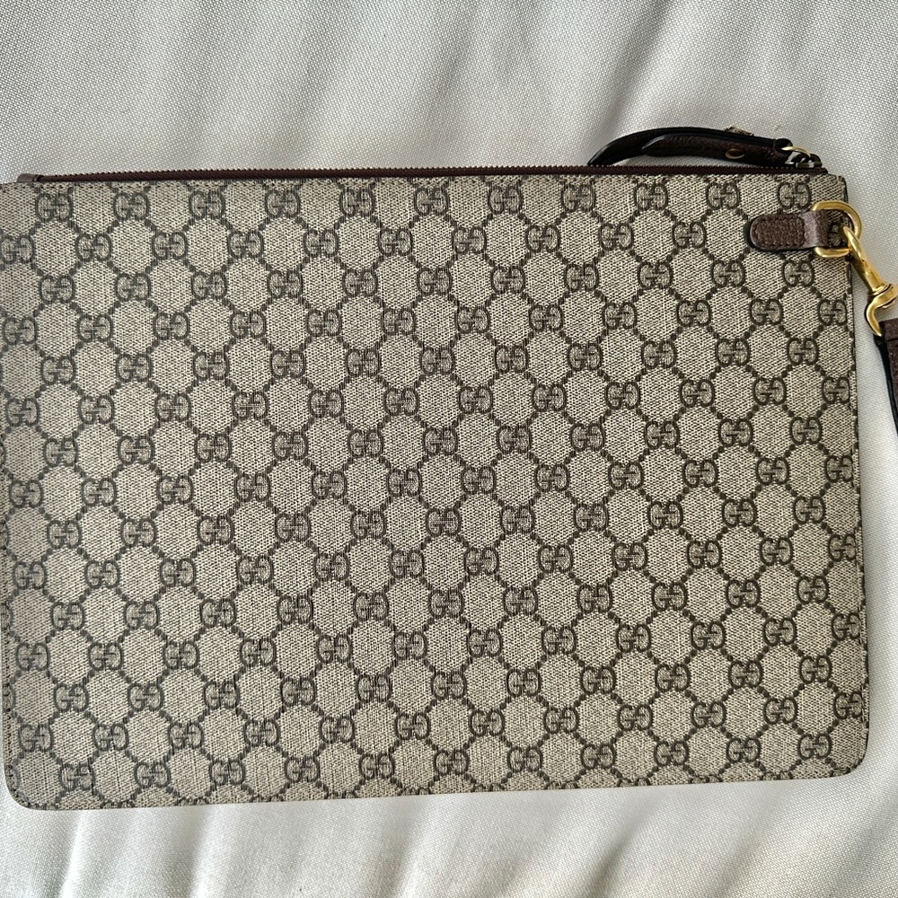 💚❤️ GUCCI ❤️💚 Bee Wristlet Clutch (RARE) - Picture 5 of 9